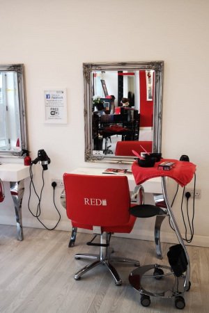 Top-Hair-Salon-in-Battle-Red-Hairdressers